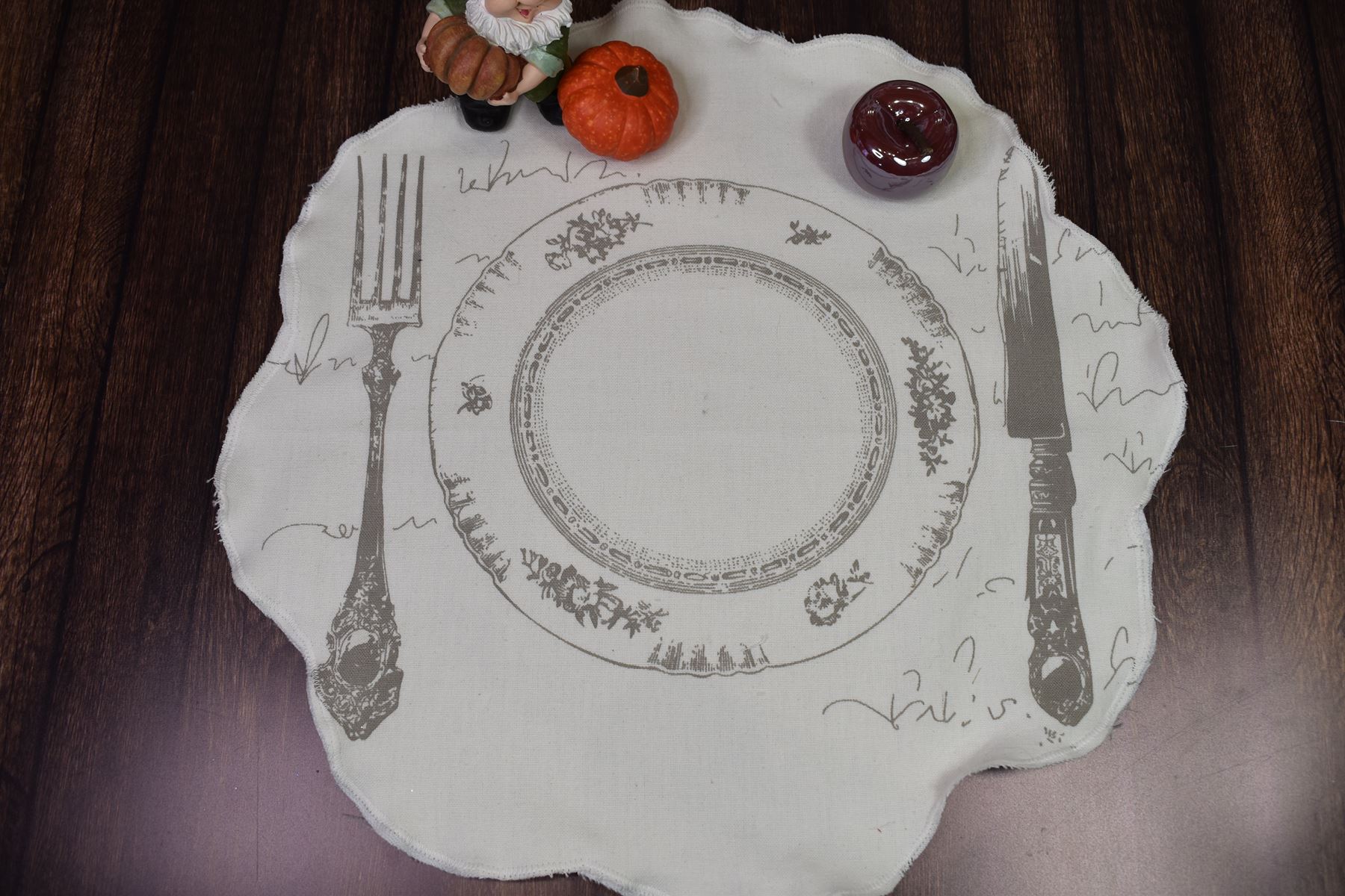 set-de-table-rond-forme-fleur-façon-Montessori-assiette-couverts-rond-table-de-fête-diy-facile-couture-raffiné-art-de-la-table-